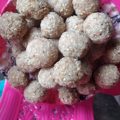 A picture of Sesame Coconut Ladoo.
