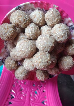 A picture of Sesame Coconut Ladoo.