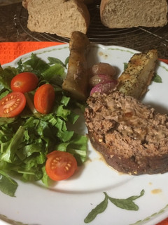 Una foto de Polpetone (pan de carne) con hongos y queso