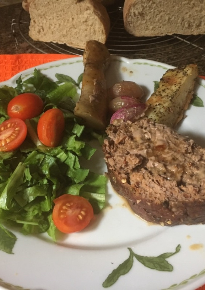 Una foto de Polpetone (pan de carne) con hongos y queso