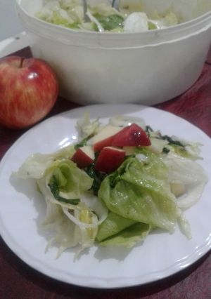 Una foto de Ensalada tibia de Radicheta y manzanas