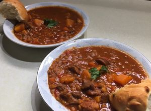 Una foto de CAZUELA DE LENTEJAS 🍲🥘🍷