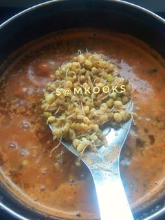 हिरव्या मुगाची आमटी - मोड आलेल्या (hirvya mungachi amti recipe in marathi) रेसिपी चे मुख्य फोटो 