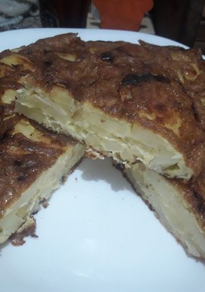 Una foto de 🍳Tortilla de papas con ensalada de tomates y zanahorias🥔🍅🥕