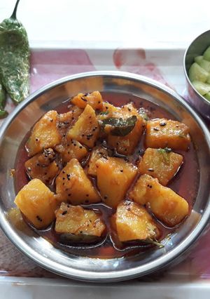 ચટપટું બટાકા નું શાક (Chatpatu Bataka Shak Recipe In Gujarati) રેસીપી મુખ્ય ફોટો