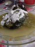 Chile relleno de papa cocida con salsa de tomatillo: "el Veganos chile verde"