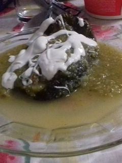 Una foto de Chile relleno de papa cocida con salsa de tomatillo: "el Veganos chile verde"