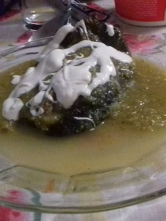 Una foto de Chile relleno de papa cocida con salsa de tomatillo: "el Veganos chile verde"