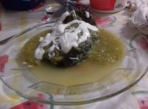 Una foto de Chile relleno de papa cocida con salsa de tomatillo: "el Veganos chile verde"