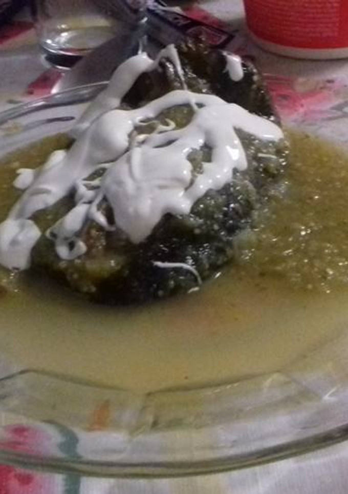 Una foto de Chile relleno de papa cocida con salsa de tomatillo: "el Veganos chile verde"
