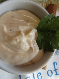Una foto de Salsa de mayonesa con albahaca y anchoa