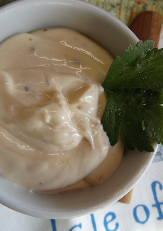 Una foto de Salsa de mayonesa con albahaca y anchoa