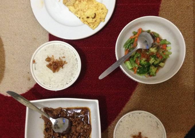 Beef teriyaki , omelet , tumis ala ala kepepet