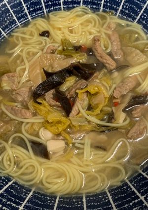 酸菜肉絲麵 的食譜成品照片