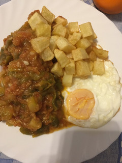 Una foto de Pisto pimiento y calabacín con huevo y patatas fritas