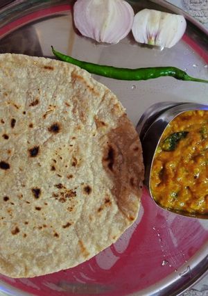 पिठले आणि भाकरी (pithle and bhakhri recipe in marathi) रेसिपी चे मुख्य फोटो