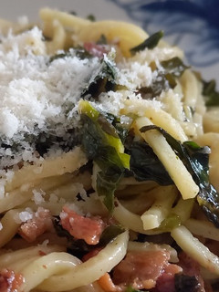Una foto de Pasta fresca con berza salteada
