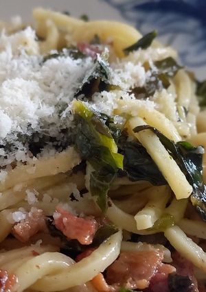 Una foto de Pasta fresca con berza salteada