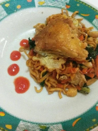 Langkah Gampang Membuat Resep Mi goreng kecap &amp; Ayam balut telur yang Bisa Manjain Lidah Anti Ribet, Bisa Manjain Lidah