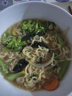 Una foto de Sopa asiática express mejorada