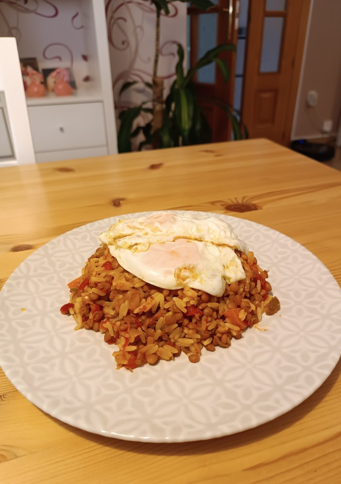 Una foto de El Calentao (salteado de arroz con lentejas de bote)