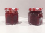Una foto de mermelada de fresa en panificadora