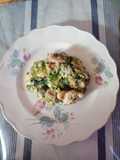 Dados de pollo al verdeo con ensalada de lechuga, cebolla y brotes de lentejas