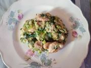 Una foto de ensalada con aceite de oliva