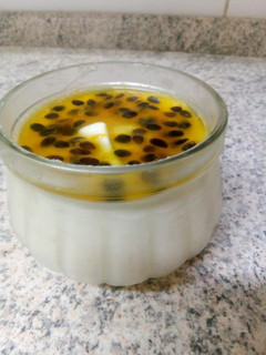 Una foto de Salsa de maracuyá para postres