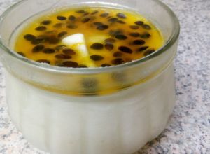 Una foto de Salsa de maracuyá para postres