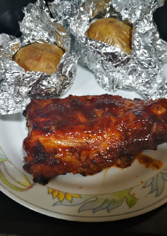 Una foto de Costillar estilo Foster! Con patata asada