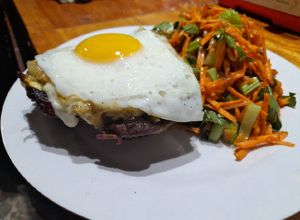 Una foto de Ossobuco encebollado gratinado y a caballo 🐎 zanahoria y apio