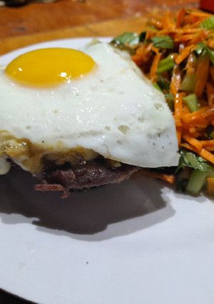 Una foto de Ossobuco encebollado gratinado y a caballo 🐎 zanahoria y apio
