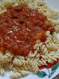 Una foto de Salsa de pancho con fideos tirabuzones a la manteca 😍