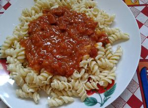 Una foto de Salsa de pancho con fideos tirabuzones a la manteca 😍