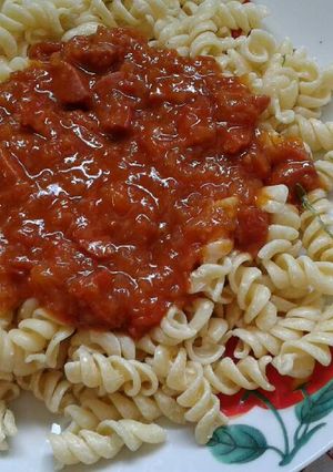 Una foto de Salsa de pancho con fideos tirabuzones a la manteca 😍