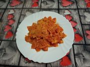 Una foto di pasta panna e parmigiano