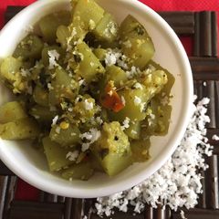 A picture of Bottle gourd-coconut sabji.