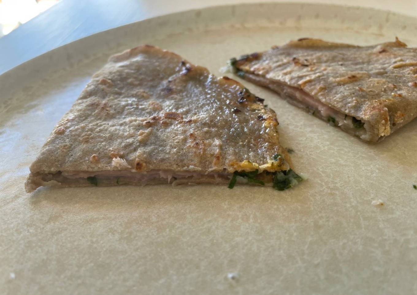 Quesadillas con trigo sarraceno de roquefort y hierbas aromáticas