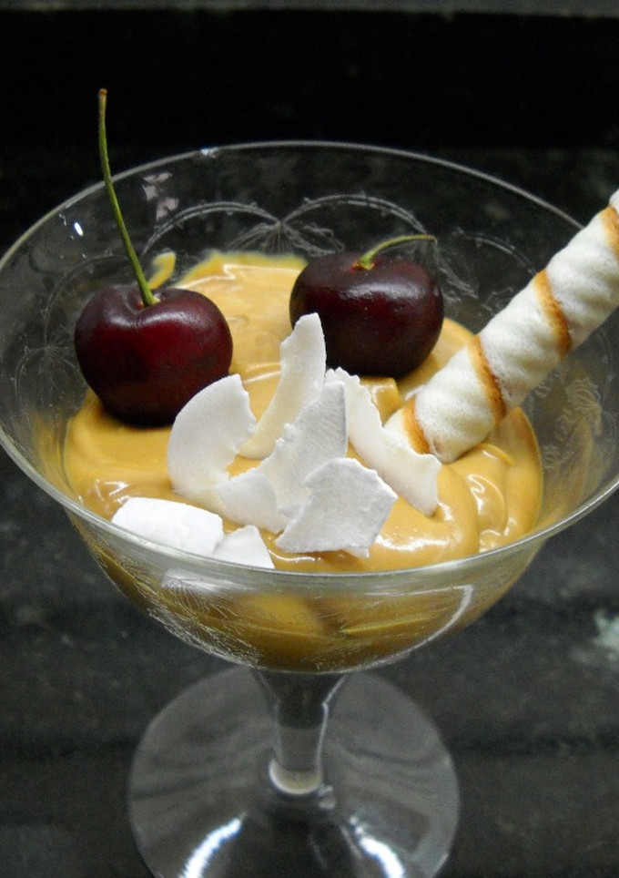 Una foto de Mousse de dulce de leche (muy fácil) Copa Navideña