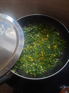 લીલા લસણ નું શાક (Lila Lasan Shak Recipe In Gujarati) રેસીપી મુખ્ય ફોટો