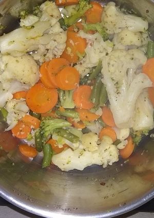 A picture of Healthy seasonal vegetables.