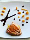 Trancio di salmone su crema di zucca, riduzione al caffè