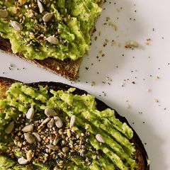 A picture of Avocado toast with spicy topping🥑💚.