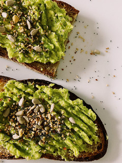 A picture of Avocado toast with spicy topping🥑💚.