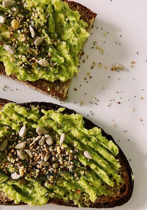 A picture of Avocado toast with spicy topping🥑💚.