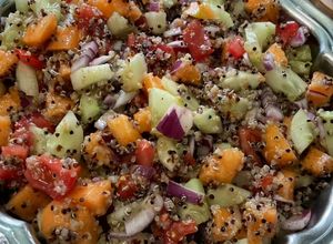 Une photo de Salade de quinoa au melon, concombre, tomates et oignon rouge
