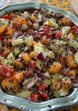 Une photo de Salade de quinoa au melon, concombre, tomates et oignon rouge