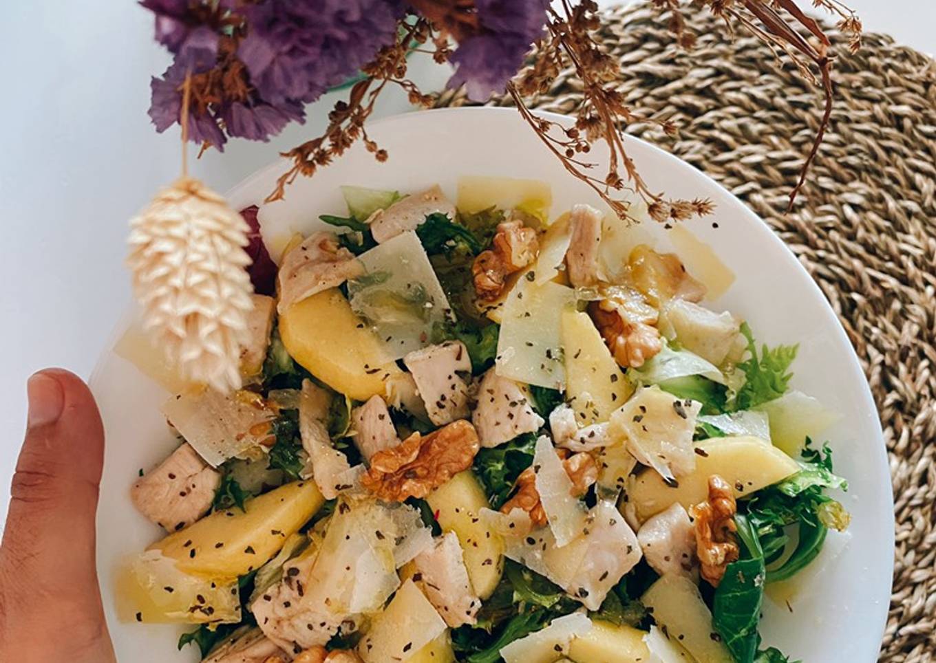 Ensalada de pollo con manzana, nueces y lascas de parmesano
