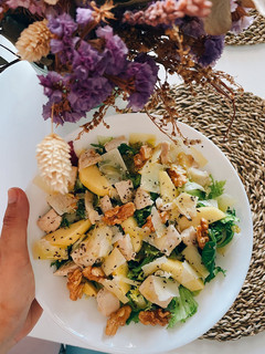 Una foto de Ensalada de pollo con manzana, nueces y lascas de parmesano